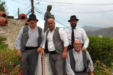 Una diana floreada prepara a Lomo Magullo para la Traída del Agua (Foto Francisco Javier Santana y José Florido)